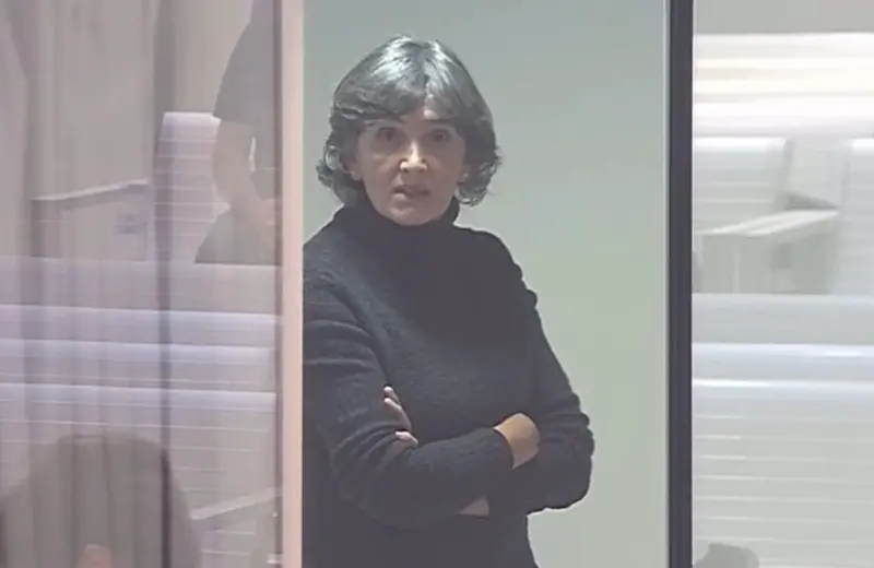  La exjefa de ETA Mar&iacute;a Soledad Iparraguirre, alias 'Anboto', ha aceptado este martes una condena de 15 a&ntilde;os de prisi&oacute;n por presuntamente dar la orden de atentar contra Juan Carlos I con ocasi&oacute;n de su asistencia a la inauguraci&oacute;n del Museo Guggenheim de Bilbao el 18 de octubre de 1997.

La defensa de 'Anboto' ha llegado a un acuerdo de conformidad con la Fiscal&iacute;a, que solicitaba una pena de 27 a&ntilde;os de prisi&oacute;n. Finalmente, la que fuera jefa de la banda terrorista ha aceptado 9 a&ntilde;os por un delito contra la Corona con finalidad terrorista y 6 por otro de dep&oacute;sito de armas de guerra.

El juicio ha arrancado pasadas las 13:00 horas en la Audiencia Nacional varios meses despu&eacute;s de que se suspendiese su celebraci&oacute;n, inicialmente prevista para el mes de marzo. 