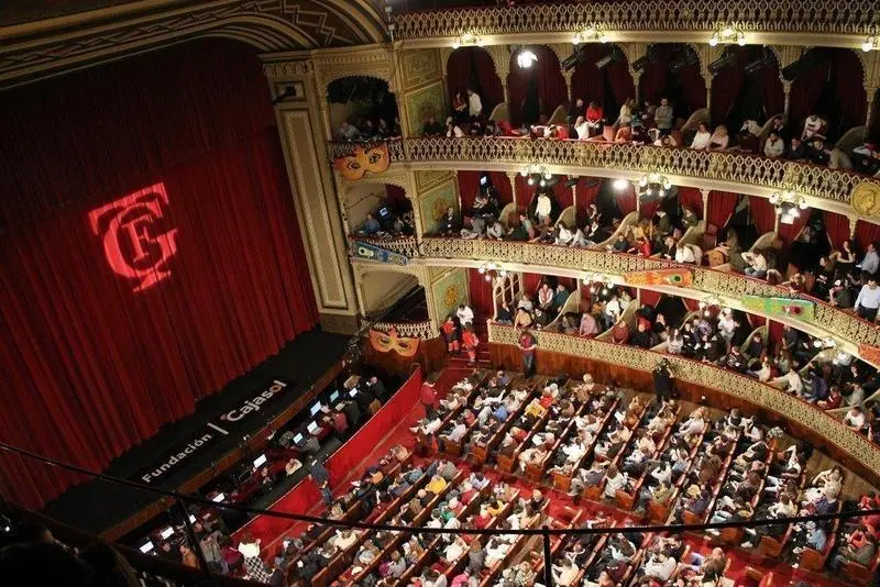  Imagen del interior del Gran Teatro Falla en una funci&oacute;n de Carnaval 