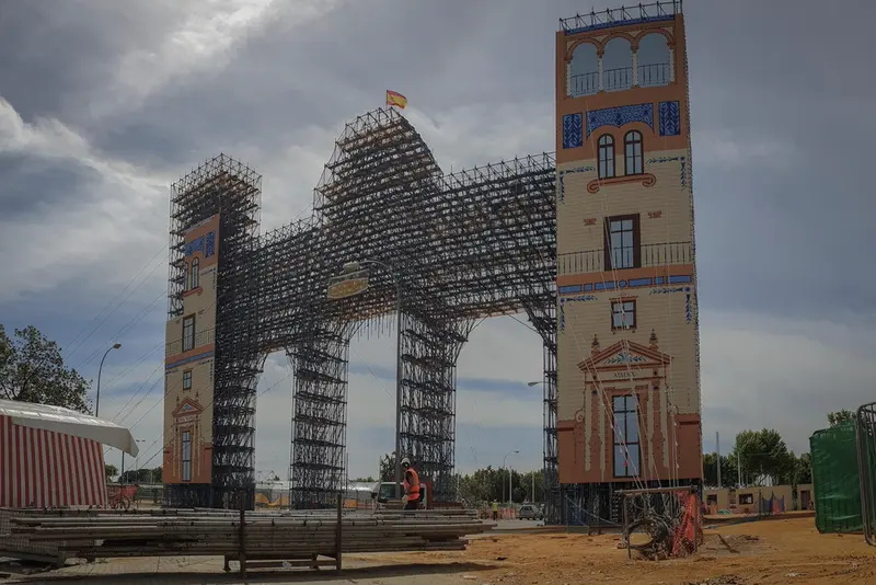  Archivo - Imagen de archivo de operarios trabajando en el desmontaje de la portada de la Feria de Abril de 2020, suspendida por la pandemia - Mar&iacute;a Jos&eacute; L&oacute;pez - Europa Press - Archivo 