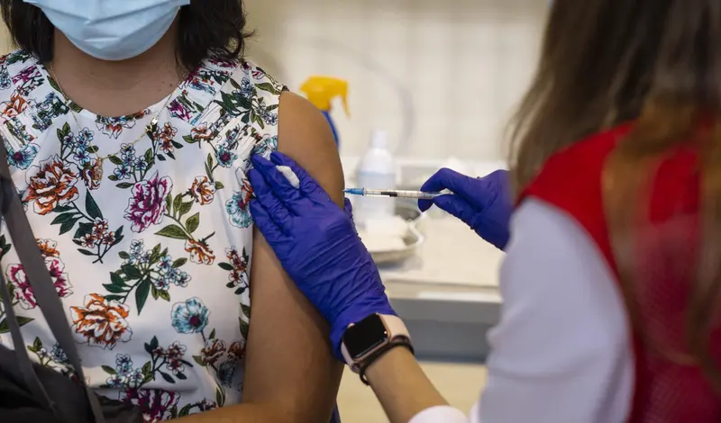  Una voluntaria de Cruz Roja administra una dosis de la vacuna contra el Covid-19 a un estudiante universitario en el campus de Ciudad Universitaria, a 14 de septiembre de 2021, en Madrid, (Espa&ntilde;a). Hoy arranca en la Comunidad de Madrid la vacunaci&oacute;n frent - Alejandro Mart&iacute;nez V&eacute;lez - Europa Press 