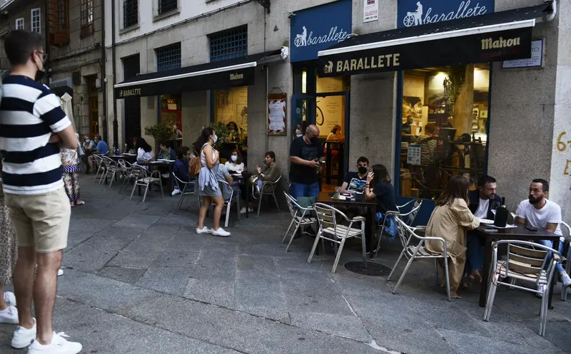  Archivo - Bares y restaurantes en el casco hist&oacute;rico de Orense durante el primer d&iacute;a de restricciones en la hosteler&iacute;a de los municipios que se encuentren en niveles m&aacute;ximos y altos de restricciones por coronavirus, a 24 de julio de 2021, en Ourense, Gali - Rosa Veiga - Europa Press - Archivo 