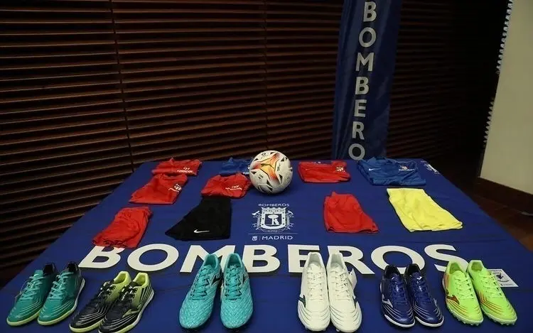  7DC984B0-EFC7-4EB9-9FB3-DCD935EE7CCC 