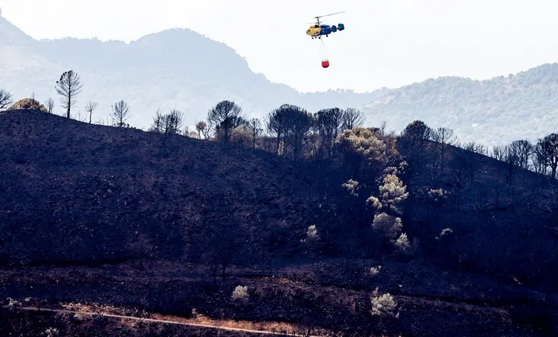  Helic&oacute;ptero contra incendio en la zonas quemadas por el incendio de Sierra Bermeja, en el &aacute;rea de Puerto de Pe&ntilde;as Blancas a 14 de septiembre 2021 en Estepona (M&aacute;laga) Andaluc&iacute;a - &Aacute;lex Zea - Europa Press 