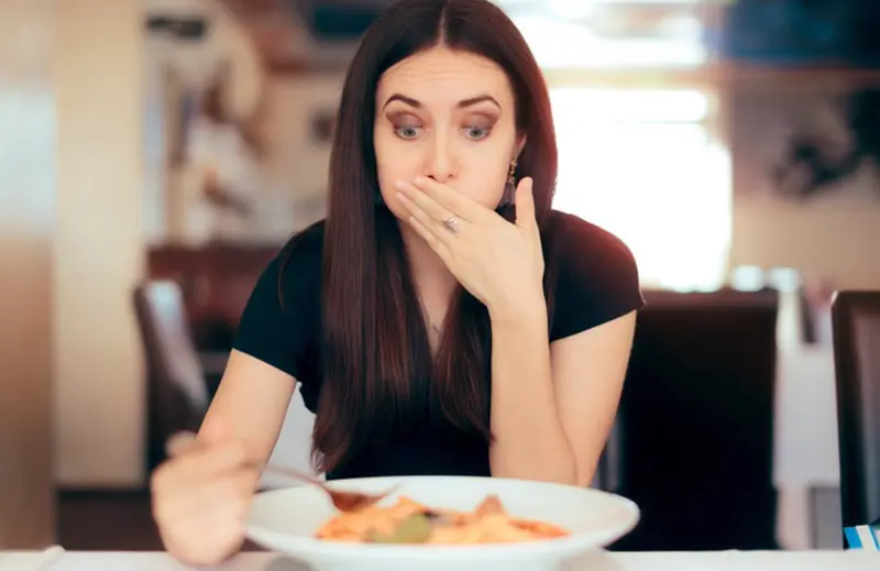  Archivo - Sentar mal la comida, vomitar. - NICOLETAIONESCU - Archivo 