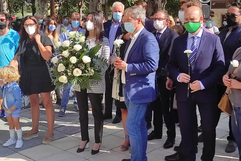  La l&iacute;der de Cs, In&eacute;s Arrimadas, en la ofrenda floral organizada en Zaragoza por la Asociaci&oacute;n de V&iacute;ctimas del Terrorismo (AVT) en protesta por los actos en apoyo al etarra Henri Parot. - EUROPA PRESS 