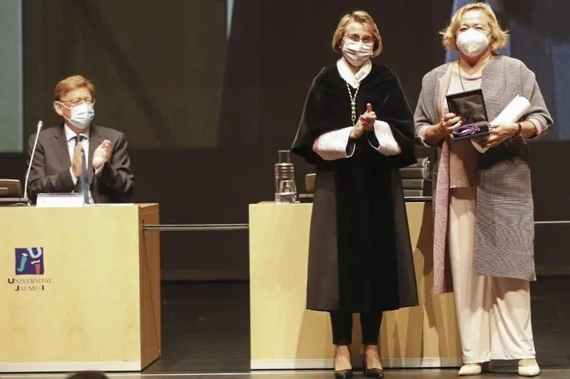  Momento de entrega de la Medalla de Oro de la Universitat Jaume I, por parte de la rectora, Eva Alc&oacute;n, a la presidenta del CSIC, Rosa Men&eacute;ndez.: Delegaci&oacute;n del CSIC en Valencia 