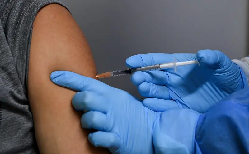  A patient receives the Pfizer COVID-19 vaccination by a nurse at the Belmore Medical GP in the suburb of Belmore, Sydney, Saturday, August 28, 2021. Dr Jamal Rifi from Belmore Medical GP will be providing second doses to people who paid for their Pfizer v - AAPIMAGE / DPA 