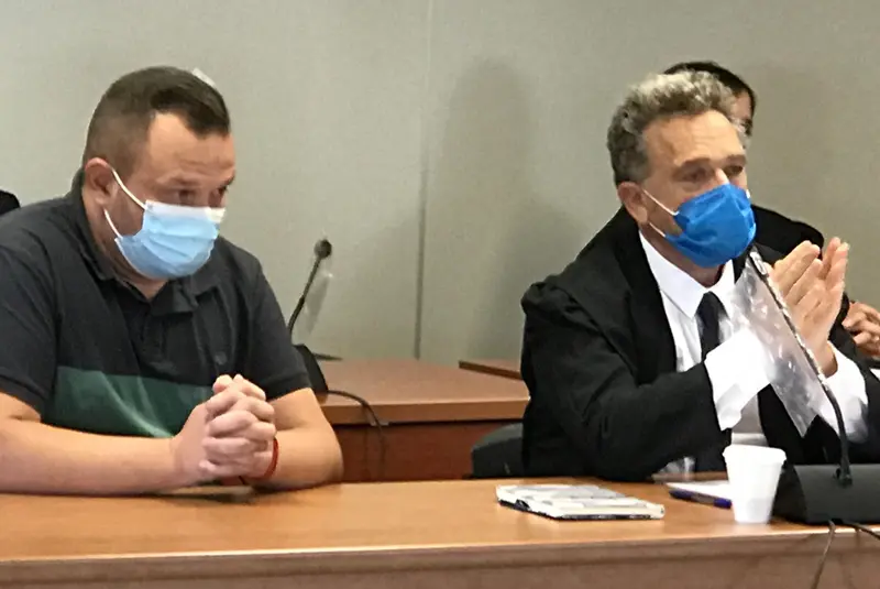  El acusado de intentar matar a su padre junto a su abogado defensor - EUROPA PRESS 