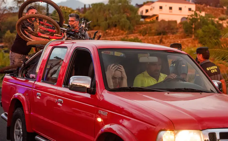  20 September 2021, Spain, La Palma: People leave the Tacande region during the evacuation process after the volcano erupted. For the first time in 50 years, a volcano has erupted again on the Spanish Canary Island of La Palma. Photo: Arturo Jim&eacute;nez/dpa - Arturo Jim&eacute;nez/dpa 