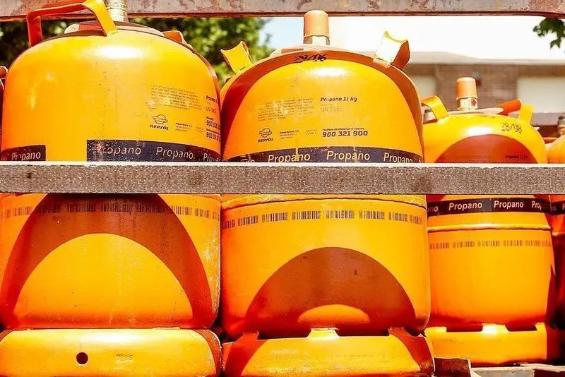  Detalles de bombonas de butano cargadas en un cami&oacute;n. 