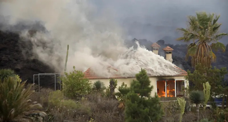  Una casa es destruida por la lava del volc&aacute;n de la zona de Los Llanos, a 20 de septiembre de 2021, en El Paso, La Palma, Santa Cruz de Tenerife, Islas Canarias, (Espa&ntilde;a). La erupci&oacute;n volc&aacute;nica iniciada ayer a las 16 horas en la zona de Cabeza de Vaca (La - Kike Rinc&oacute;n - Europa Press 