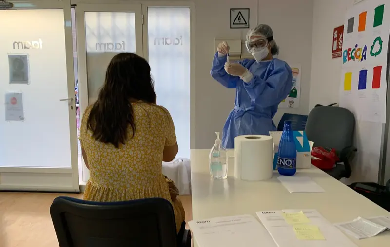 Una enfermera se prepara para realizar una prueba de diagn&oacute;stico de covid-19. - FAAM