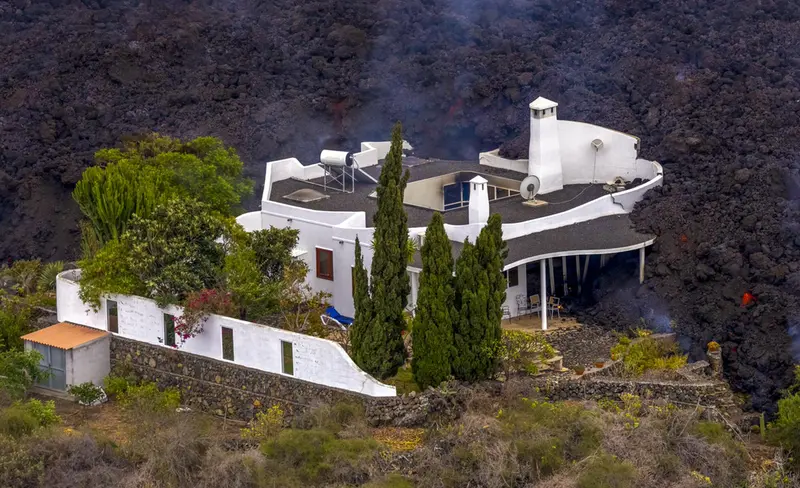  Una casa momentos antes de ser destrozada por la lava del volc&aacute;n de La Palma, a 21 de septiembre de 2021, en La Palma, Santa Cruz de Tenerife, Canarias (Espa&ntilde;a). El r&iacute;o de lava del volc&aacute;n de &lsquo;Cumbre Vieja&rsquo; contin&uacute;a avanzando hacia el mar, aunque en las &uacute;l - Equipo I Love The World 