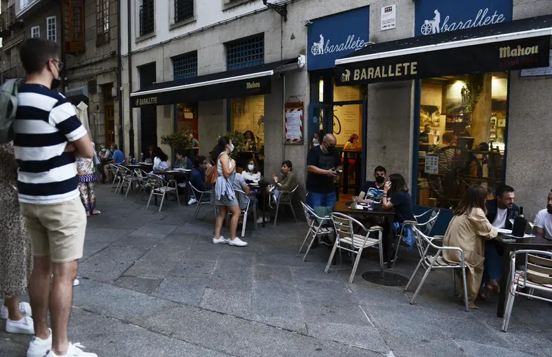  Archivo - Bares y restaurantes en el casco hist&oacute;rico de Orense durante el primer d&iacute;a de restricciones en la hosteler&iacute;a de los municipios que se encuentren en niveles m&aacute;ximos y altos de restricciones por coronavirus. - Rosa Veiga - Europa Press - Archivo 