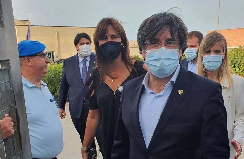 El expresidente de la Generalitat Carles Puigdemont sale de la prisi&oacute;n de Bacali, en S&agrave;sser (Italia) - JUNTS 