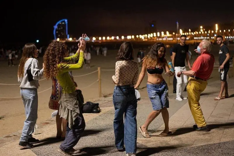  Archivo - Un grupo de chicas y un se&ntilde;or bailan a pi&eacute; de playa, a 27 de junio de 2021, en Barcelona, Catalunya (Espa&ntilde;a). Este jueves 24 de junio, en un Consejo de Ministros extraordinario, el Gobierno de Espa&ntilde;a aprob&oacute; que las mascarillas dejasen de ser obl - Pau Venteo - Europa Press - Archivo 
