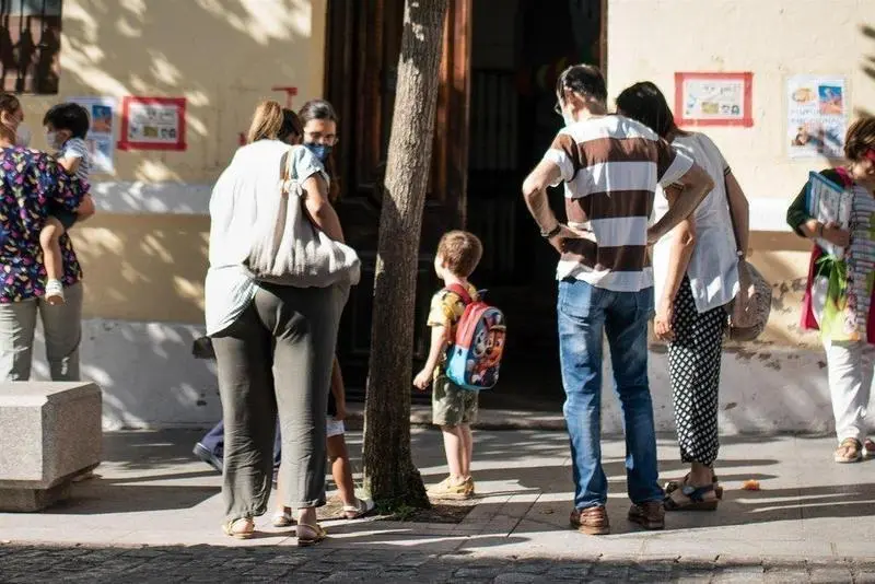  Ni&ntilde;os a la entrada de un colegio en M&eacute;rida - AYUNTAMIENTO DE M&Eacute;RIDA 
