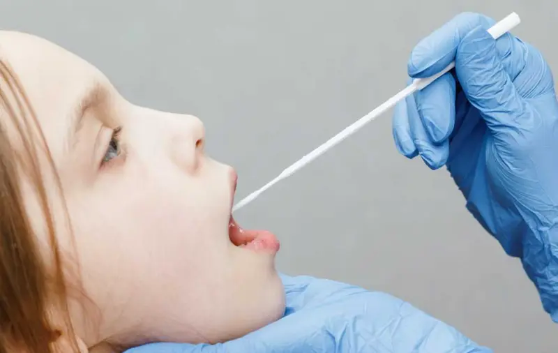  Ni&ntilde;a someti&eacute;ndose a la PCR 