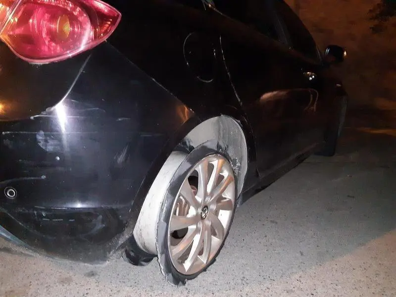  La detenida conduc&iacute;a borracha un coche sin rueda en Tafalla. Twitter 