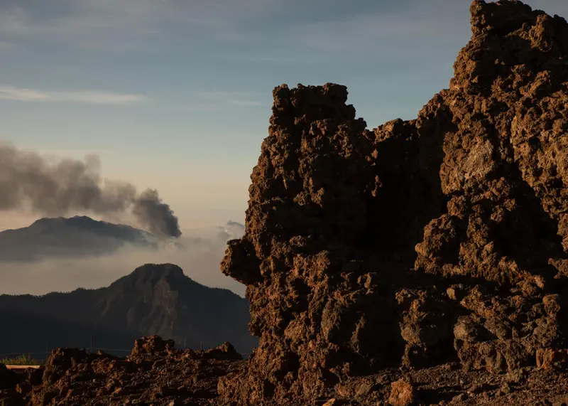  La columna de humo que deja el volc&aacute;n de Cumbre Vieja, vista desde el Roque de los Muchachos, a 25 de septiembre de 2021, en La Palma - Kike Rinc&oacute;n - Europa Press 