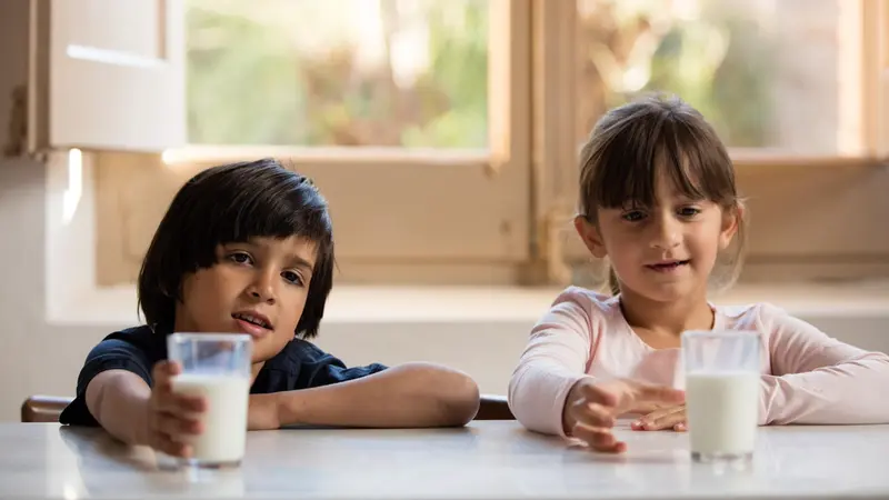 <p> Archivo - La solidaridad ha batido r&eacute;cords este a&ntilde;o con la recogida de leche 'Ning&uacute;n ni&ntilde;o sin bigote', impulsada por la Obra Social 'la Caixa' y CaixaBank en favor de la Federaci&oacute;n Espa&ntilde;ola de Bancos de Alimentos (FESBAL). La recogida asciende a 3.407 - LA CAIXA - Archivo </p>