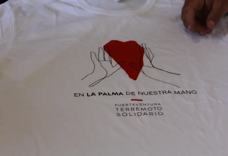 <p> Camiseta solidaria que se vender&aacute; en Fuerteventura para recaudar fondos para La Palma - CABILDO DE FUERTEVENTURA </p>