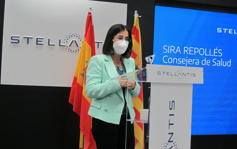 <p> La ministra de Sanidad, Carolina Darias, en la planta de Stellantis en Figueruelas. - EUROPA PRESS </p>