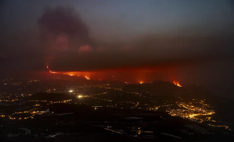 <p> La lava del volc&aacute;n de Cumbre Vieja en La Palma alcanza el mar - Kike Rinc&oacute;n - Europa Press </p>