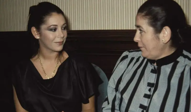 <p> Isabel Pantoja junto a su madre </p>