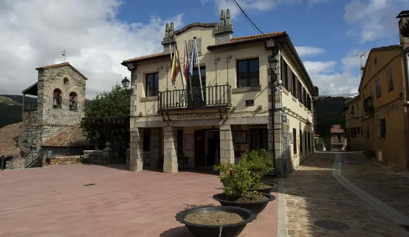 <p> Archivo - Plaza del Ayuntamiento en un municipio de Madrid. - Rafael Bastante - Europa Press - Archivo </p>