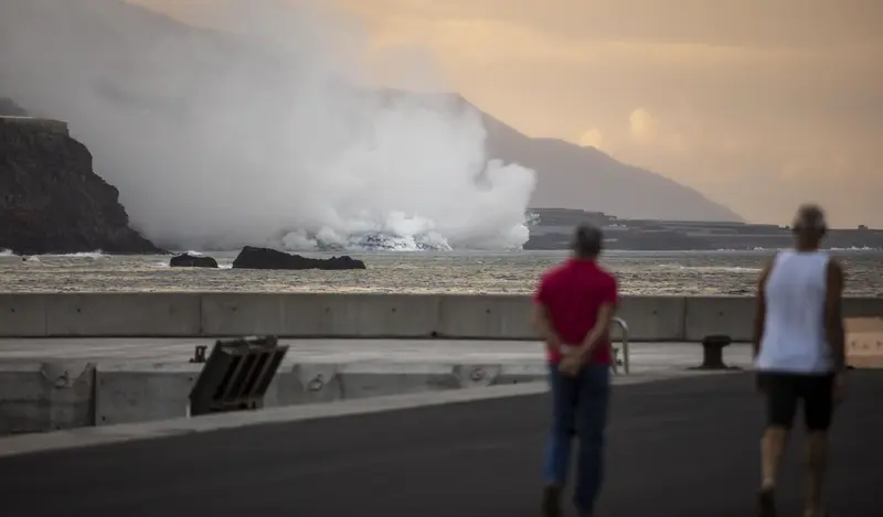 <p> La lava que alcanza el mar en La Palma crea una isla baja de m&aacute;s de medio kil&oacute;metro de ancho </p>