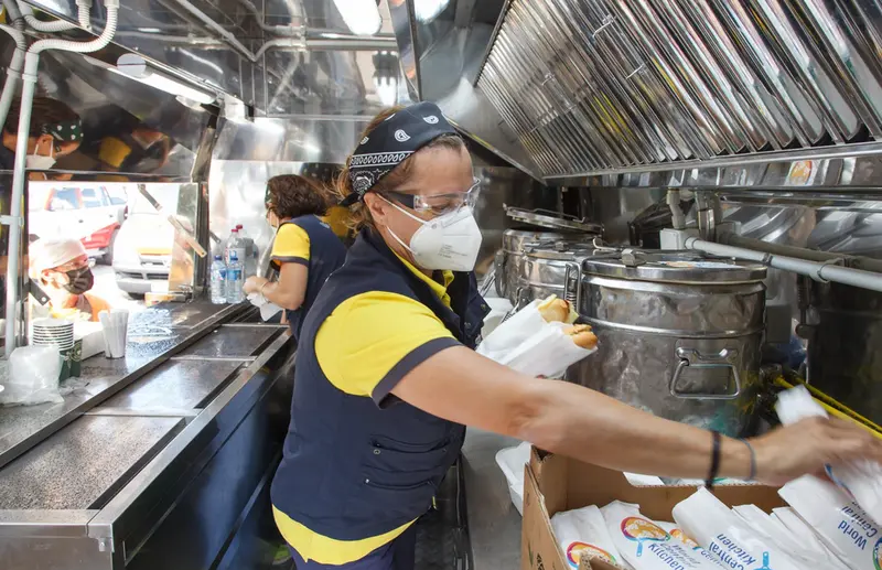 <p> Voluntarias de World Central Kitchen, la ONG del chef Jos&eacute; Andr&eacute;s, reparten comida entre los trabajadores y voluntarios que asisten a los afectados por el volc&aacute;n de Cumbre Vieja - Europa Press </p>