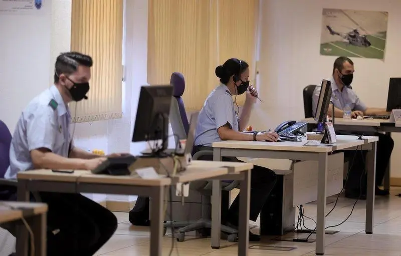 <p> Militares del equipo de rastreo de la Secci&oacute;n de Vigilancia Epidemiol&oacute;gica de la Base A&eacute;rea de Torrej&oacute;n trabajan delante de un ordenador durante su jornada </p>