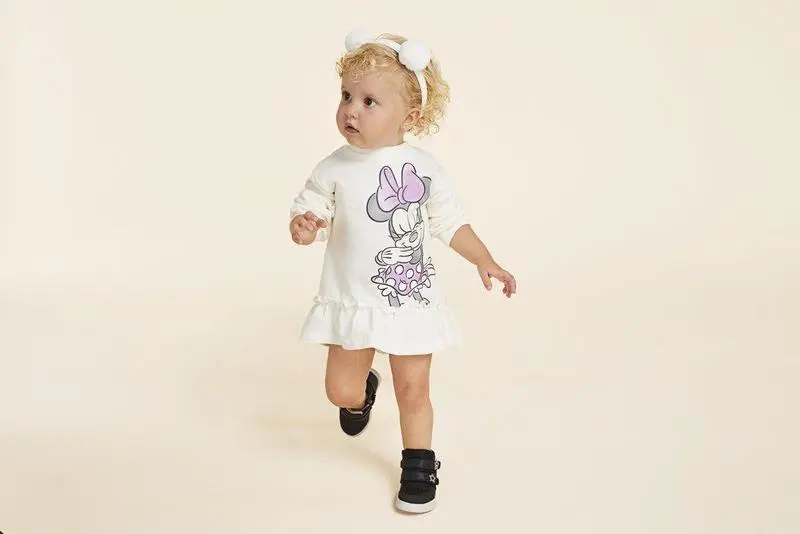 Vestido de felpa con dibujo de Minnie Mouse y bajo asim&eacute;trico con volante