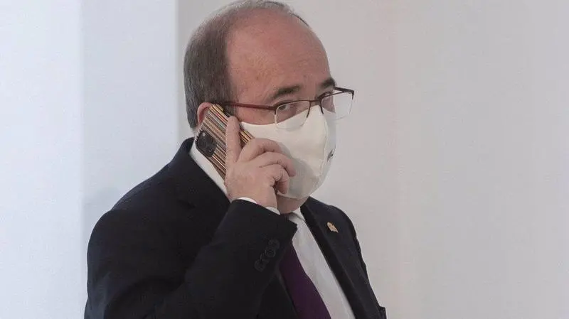 <p> 28-07-2021 El ministro de Cultura y Deporte, Miquel Iceta, habla por tel&radic;&copy;fono a su llegada al acto de toma de posesi&radic;&ge;n de altos cargos del Ministerio de la Presidencia, Relaciones con las Cortes y Memoria Democr&radic;&deg;tica y del de Cultura y Deporte, a 28 de julio de 2021, en La Moncloa, Madrid, (Espa&radic;&plusmn;a). El acto se produce dos semanas despu&radic;&copy;s de que F&radic;&copy;lix Bola&radic;&plusmn;os y Miquel Iceta se pusieran al frente de los Ministerios de la Presidencia y de Cultura y Deporte respectivamente.<br>SOCIEDAD <br>EUROPA PRESS/A.Ortega.POOL - Europa Press </p>