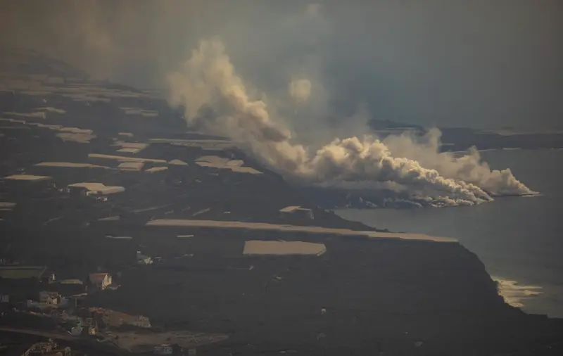 Vista general de la nube t&oacute;xica formada por el contacto de la lava del volc&aacute;n de Cumbre Vieja con el mar, desde el mirador de El Time de La Palma, a 30 de septiembre de 2021, en La Palma, Santa Cruz de Tenerife, Canarias (Espa&ntilde;a). - Kike Rinc&oacute;n - Europa Press