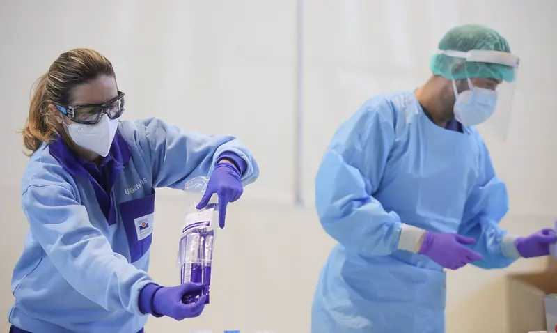 <p> Archivo - Profesionales sanitarios realizan test de detecci&oacute;n de Covid (archivo). - EUROPA PRESS/MJL - Archivo </p>