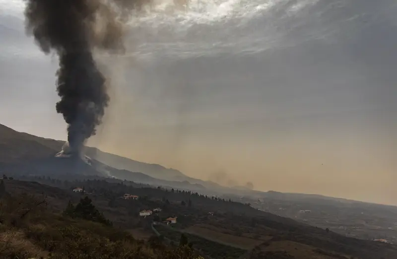 <p> El volc&aacute;n de Cumbre Vieja desde el valle de Aridane, a 1 de octubre de 2021, en Tacande de Abajo, La Palma - Kike Rinc&oacute;n - Europa Press </p>