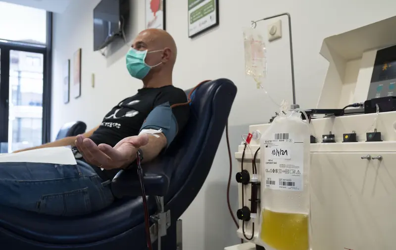 <p> Archivo - El m&eacute;dico Nacho del Campo donando plasma con anticuerpos - HOSPITAL VALDECILLA - Archivo </p>