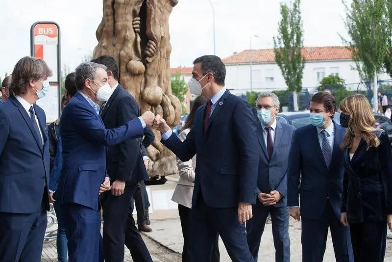 <p> El presidente del Gobierno, Pedro S&aacute;nchez (d), saluda al expresidente del Gobierno Jos&eacute; Luis Rodr&iacute;guez Zapatero a su llegada a la inauguraci&oacute;n de la IV Feria Nacional para la Repoblaci&oacute;n de la Espa&ntilde;a Rural Presura*20 - Concha Ortega Oroz - Europa Press - Archivo </p>