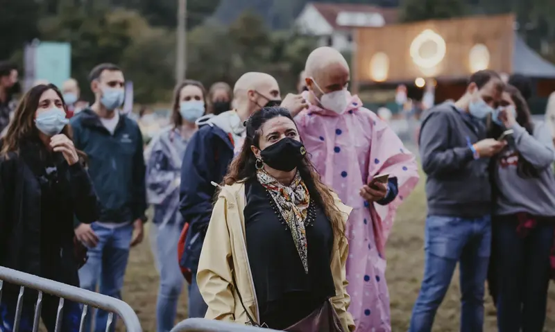 <p> Varias personas asisten a la novena edici&oacute;n del Festival Portam&eacute;rica Origen 2021 en Caldas de Reis, a 1 de octubre de 2021, en Pontevedra, Galicia (Espa&ntilde;a). - Beatriz Ciscar - Europa Press </p>