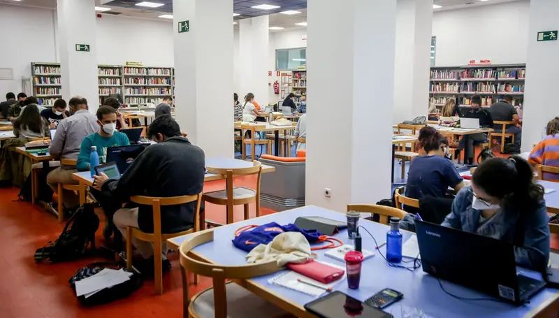 <p> Varias personas en una de las salas de la biblioteca p&uacute;blica Elena Fort&uacute;n, el primer d&iacute;a de fin de las restricciones de aforo en Madrid, a 4 de octubre de 2021, en Madrid (Espa&ntilde;a). - Ricardo Rubio - Europa Press </p>