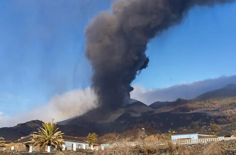 <p> El volc&aacute;n de Cumbre Vieja desde su lado sur, a 4 de octubre de 2021, en La Palma, Santa Cruz de Tenerife, Canarias (Espa&ntilde;a). Este lunes el Comit&eacute; Director del Pevolca ha acordado reforzar los trabajos de monitorizaci&oacute;n y vigilancia tras la aparici&oacute;n de la - Europa Press </p>