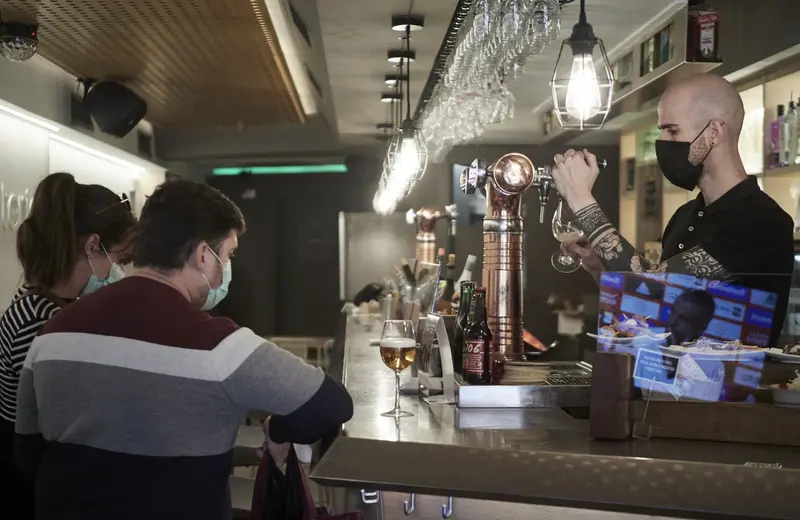 <p> Un camarero sirve una cerveza en el interior de un bar, a 1 de octubre de 2021, en Pamplona, Navarra (Espa&ntilde;a). - Eduardo Sanz - Europa Press </p>