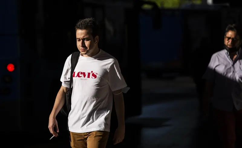 <p> Un joven camina sin mascarilla en las inmediaciones del Intercambiador de Plaza de Castilla, a 28 de junio de 2021, en Madrid, (Espa&ntilde;a). - Alejandro Mart&iacute;nez V&eacute;lez - Europa Press </p>