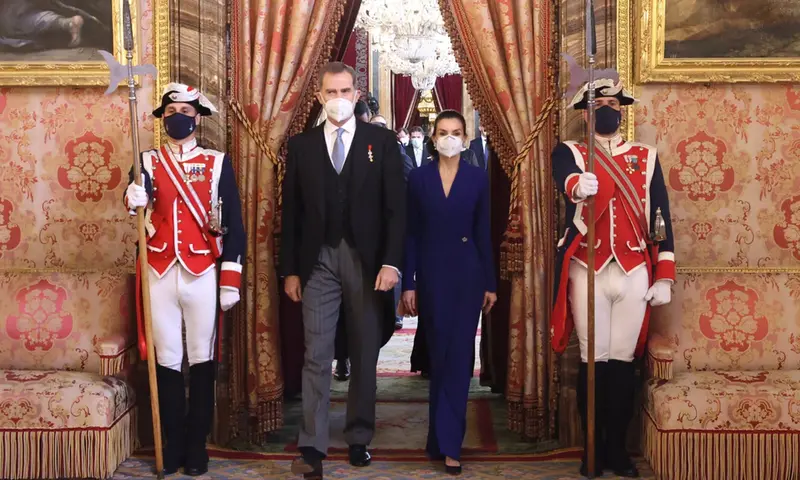 <p> El Gobierno ha congelado por segundo a&ntilde;o consecutivo la partida destinada a la Casa Real en los Presupuestos Generales del Estado, seg&uacute;n se desprende de los datos publicados al t&eacute;rmino del Consejo de Ministros extraordinario de este jueves.<br><br>As&iacute;, seg&uacute;n la tabla con las distintas partidas que ha hecho p&uacute;blica Moncloa, la Casa del Rey volver&aacute; a contar con una partida de 8 millones de euros.<br><br>La partida presupuestaria destinada a la Casa Real estuvo congelada los a&ntilde;os 2015 y 2016, pero en los dos siguiente ejercicios (2017 y 2018) experiment&oacute; un leve incremento. En 2019 y 2020, a falta de Presupuestos Generales del Estado, se opt&oacute; por prorrogar las cuentas de 2018, cuando esta partida fue de 7.887.150,00 euros.<br><br>No obstante, el presupuesto de la Casa Real en 2021 fue en realidad de 8.431.150 euros, un dato que Zarzuela ya aclar&oacute; en su momento que era la suma de los 7.887.150 euros de presupuesto que hab&iacute;a habido en los tres a&ntilde;os anteriores, m&aacute;s los 544.000 euros adelantados por la Casa del Rey en los &uacute;ltimos dos ejercicios.<br><br>Dicha cantidad, explic&oacute; la Casa del Rey, responde a la necesidad de asumir el aumento de sueldo de los empleados p&uacute;blicos en 2019 y 2020 conforme a reales decretos ley de los &uacute;ltimos tres a&ntilde;os.<br><br>El a&ntilde;o 2021 ha sido el primero en el que no habido una partida destinada al Rey em&eacute;rito, despu&eacute;s de que Felipe VI decidiera su retirada en marzo de 2020. Adem&aacute;s, el Rey Felipe VI decidi&oacute; congelar las asignaciones que reciben los miembros de la Familia Real.<br><br>Seg&uacute;n los datos publicados en enero por Zarzuela, Don Felipe percibir&aacute; en 2021 253.850 euros, mientras que la Reina Letizia recibir&aacute; un suelto bruto de 139.610 euros y la asignaci&oacute;n para la Reina Sof&iacute;a ser&aacute; de 114.240 euros, lo que hace un total de 507.700 euros y supone el 6,02 por ciento del presupuesto total. </p>