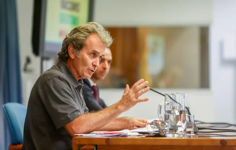 <p> Fernando Sim&oacute;n cree que puede haber brotes, pero ve "realmente complicado que haya una sexta ola r&aacute;pida" </p>