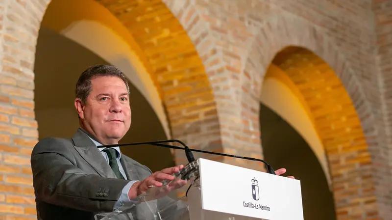 <p> El jefe del Ejecutivo auton&oacute;mico, Emiliano Garc&iacute;a-Page, ha inaugurado la iluminaci&oacute;n art&iacute;stica de la muralla - JUNTA C-LM </p>