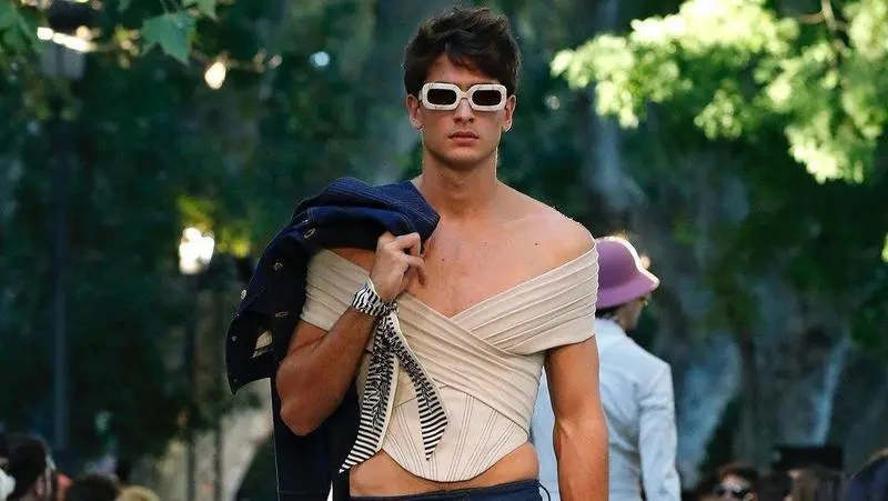 <p> Modelo con un dise&ntilde;o de Palomo Spain </p>