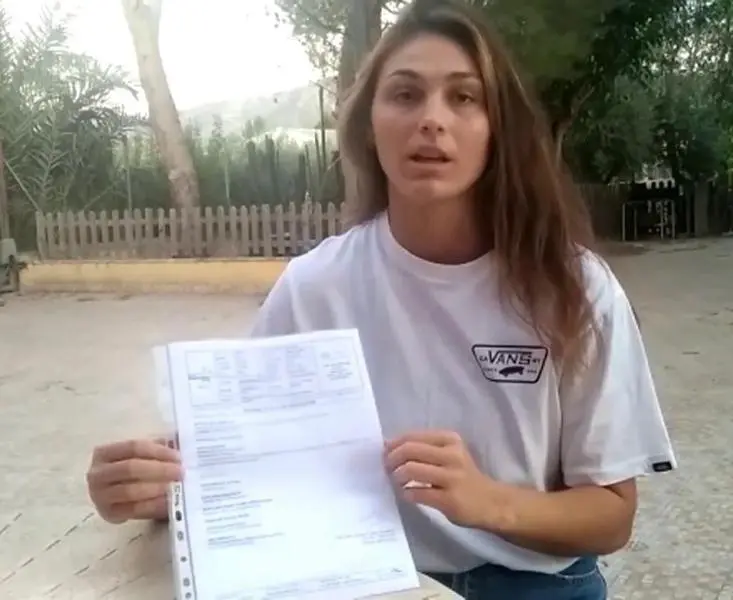 <p> Alba junto al parte m&eacute;dico </p>